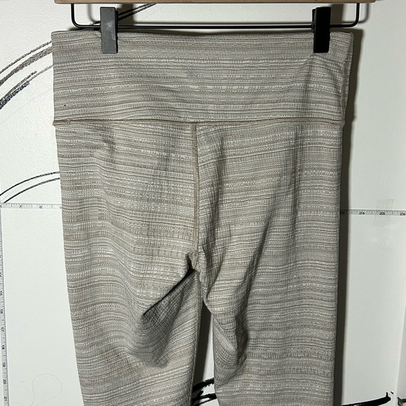 Athleta Cream Textured Women’s Capri Leggings, Size Small, Inner Pocket - Picture 8 of 11